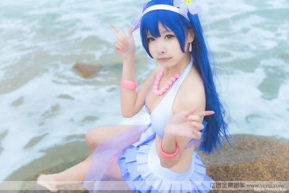 可爱美妹海边比基尼cosplay