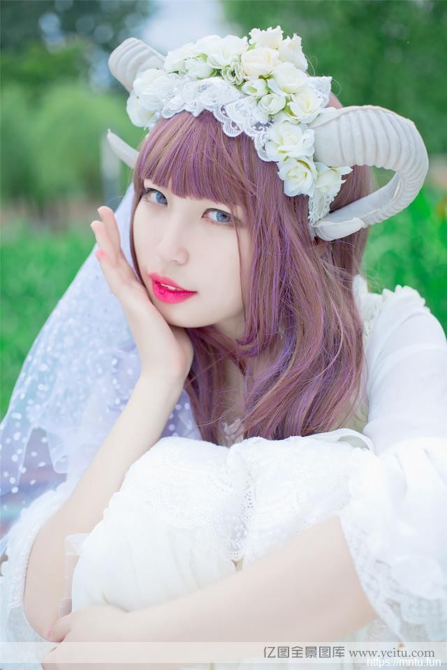 可爱萌妹子红唇烈焰cosplay