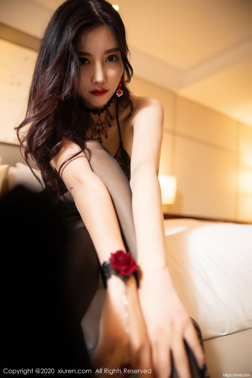 [秀人XIUREN] No.2095 杨晨晨sugar 《黑色镂空内衣+黑丝吊袜》