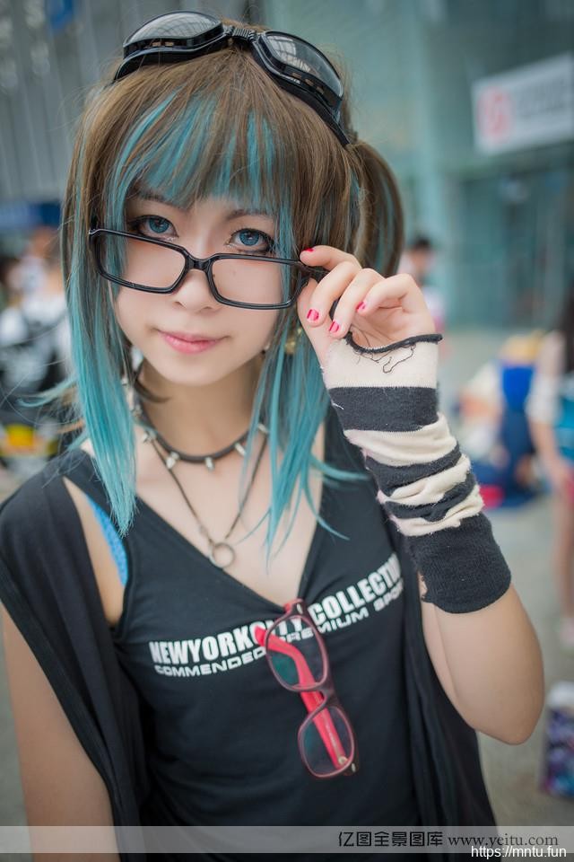 动漫展上的可爱美女妹子COSPLAY