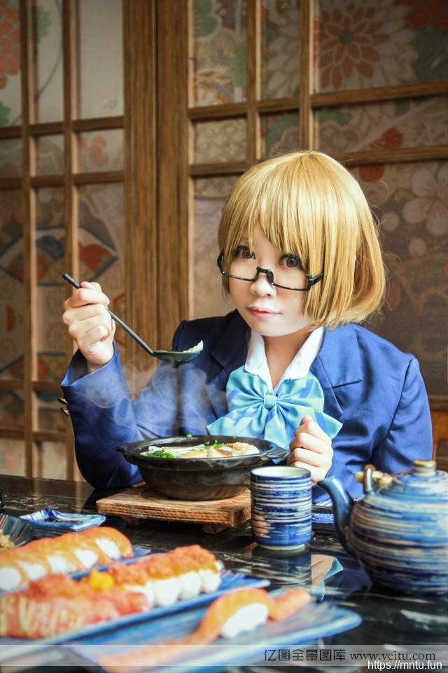 微胖制服短发美女室内cosplay