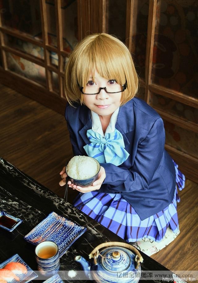 微胖制服短发美女室内cosplay