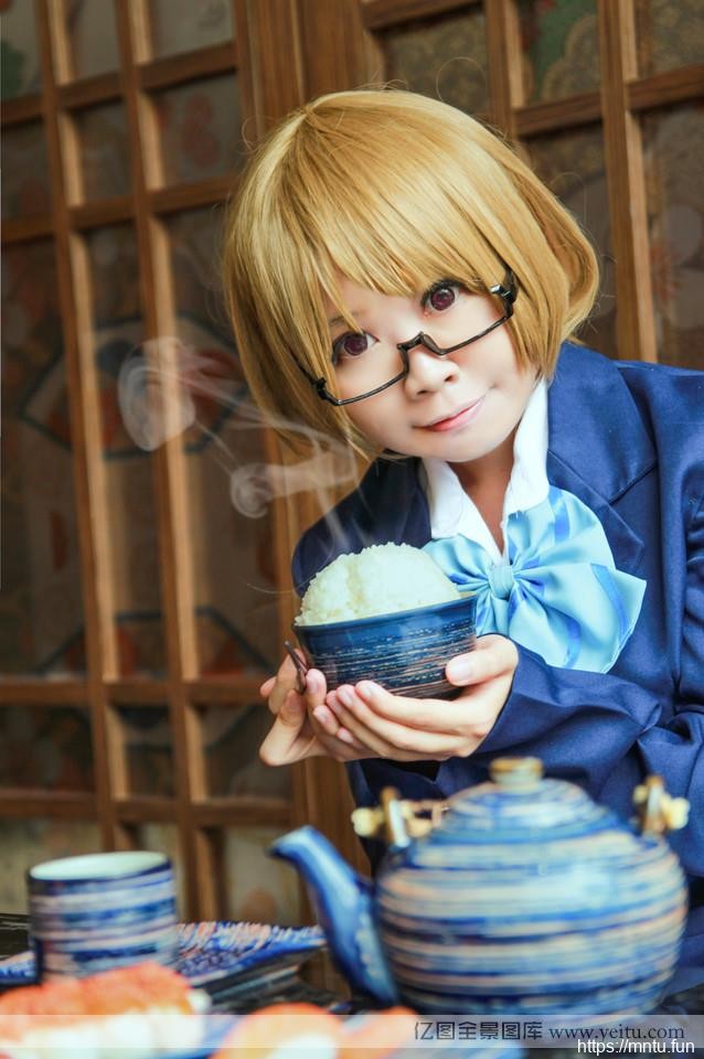 微胖制服短发美女室内cosplay