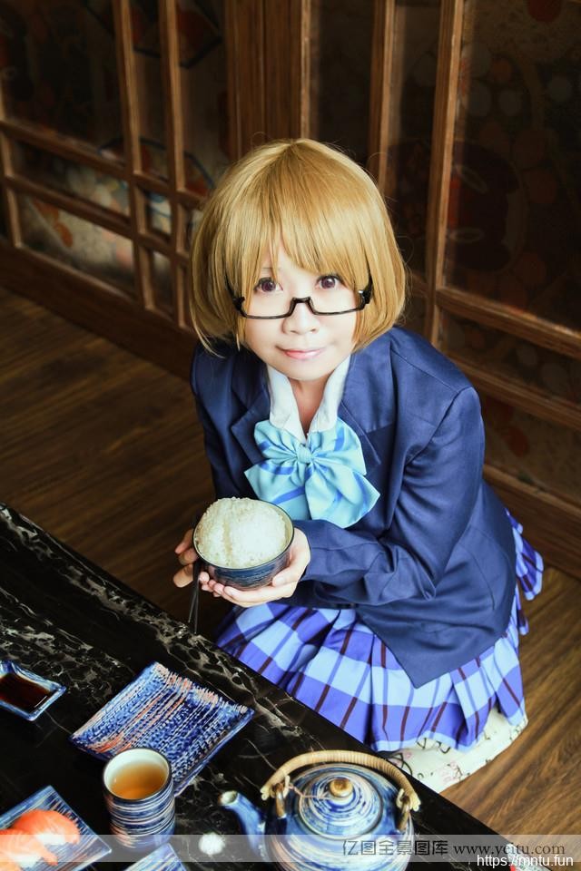 微胖制服短发美女室内cosplay