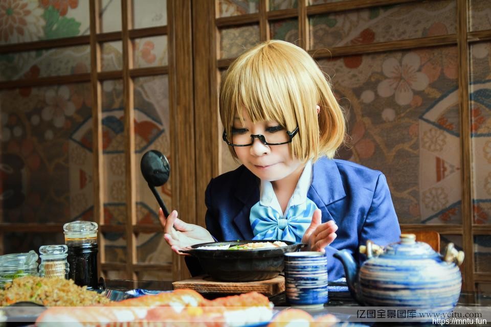 微胖制服短发美女室内cosplay