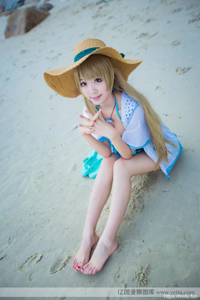 南小鸟海滩比基尼深沟有深度