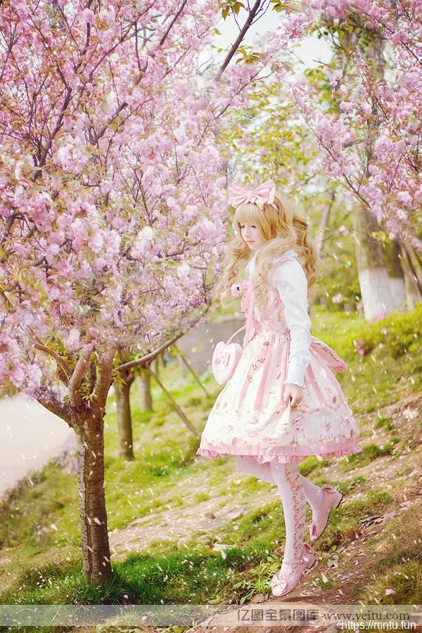 清纯小萝莉樱花下的粉嫩cosplay