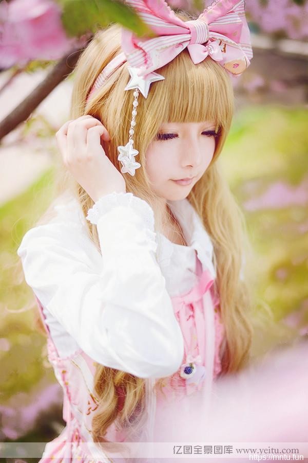 清纯小萝莉樱花下的粉嫩cosplay