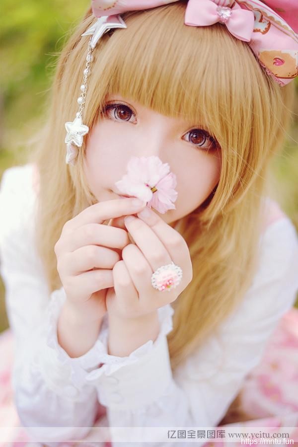 清纯小萝莉樱花下的粉嫩cosplay