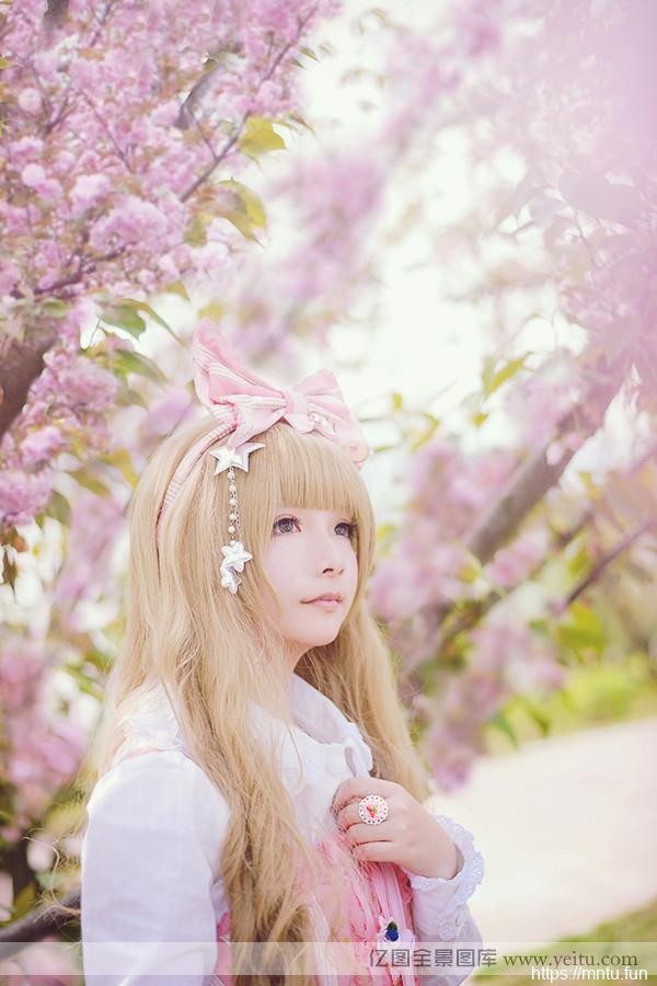清纯小萝莉樱花下的粉嫩cosplay
