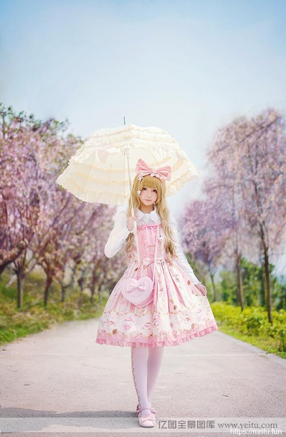 清纯小萝莉樱花下的粉嫩cosplay