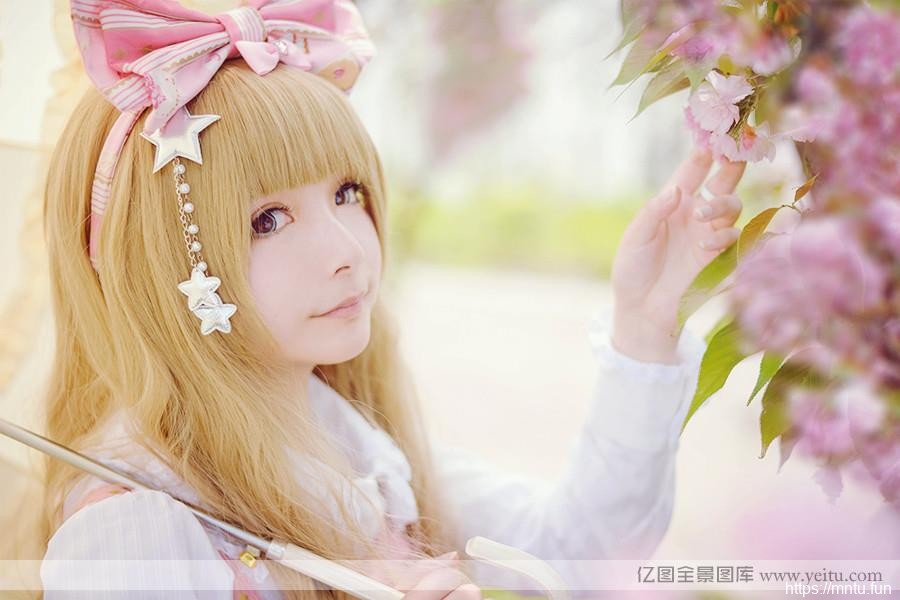 清纯小萝莉樱花下的粉嫩cosplay