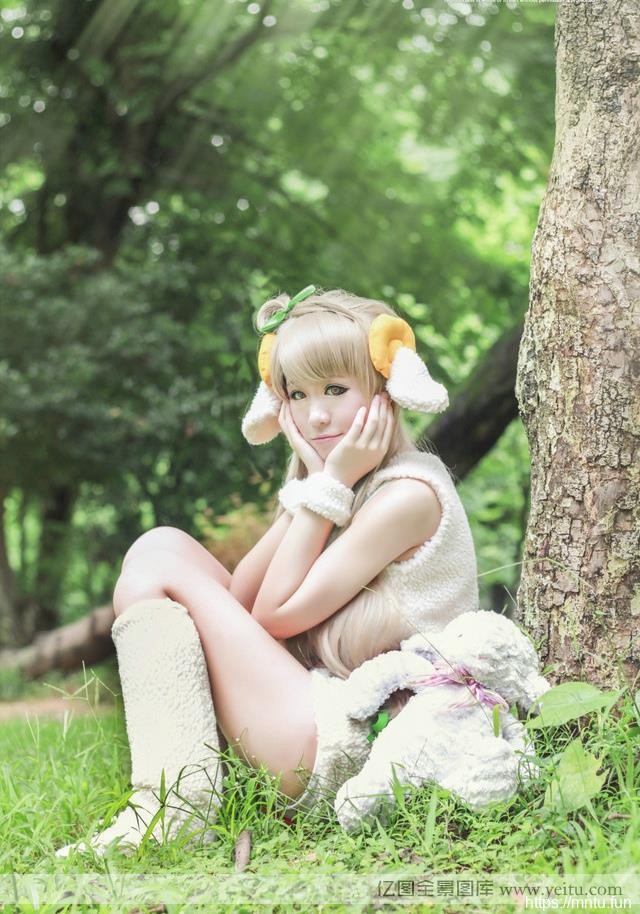 清纯小妹了室外草地COSPLAY扮萌羊