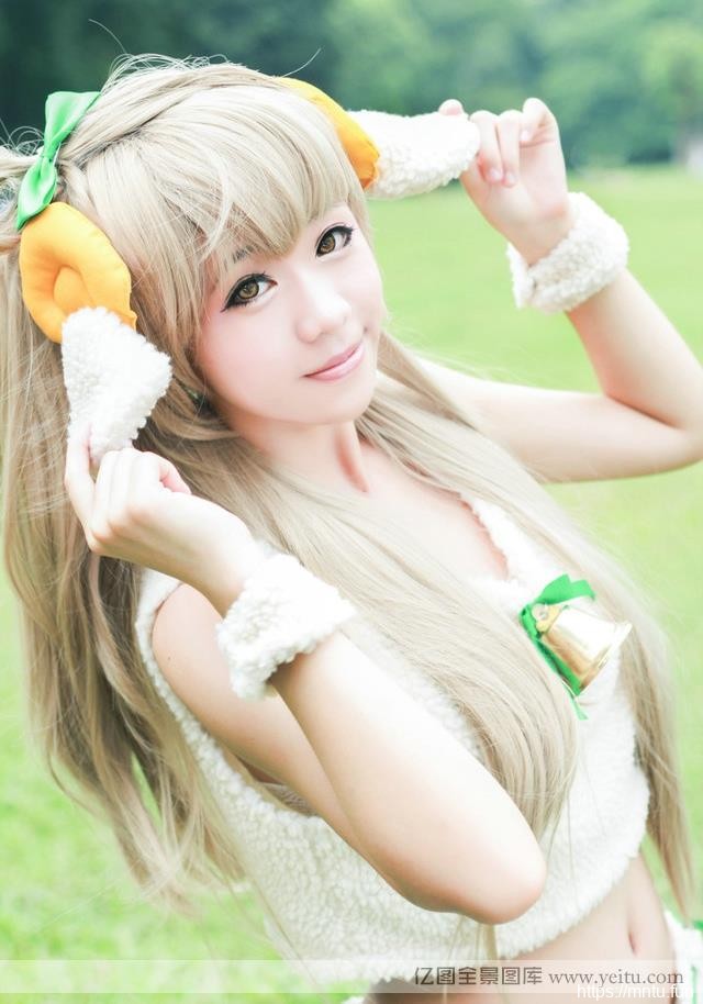 清纯小妹了室外草地COSPLAY扮萌羊