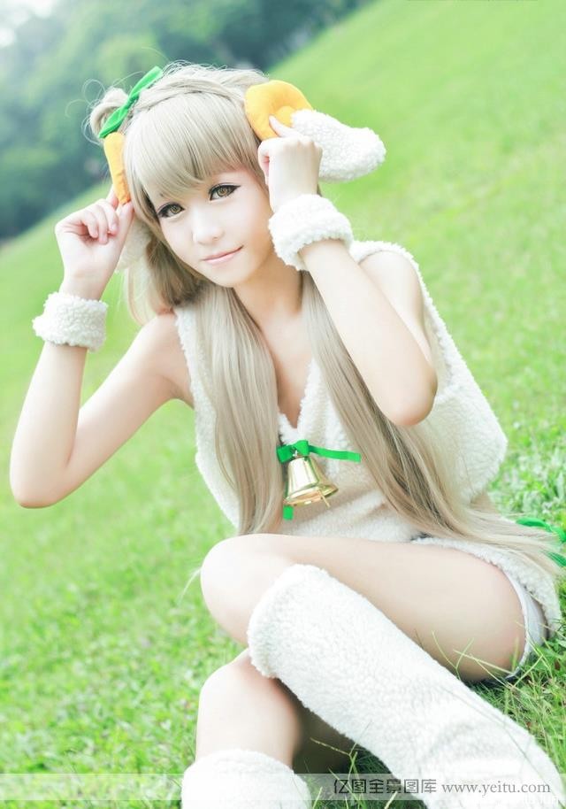 清纯小妹了室外草地COSPLAY扮萌羊