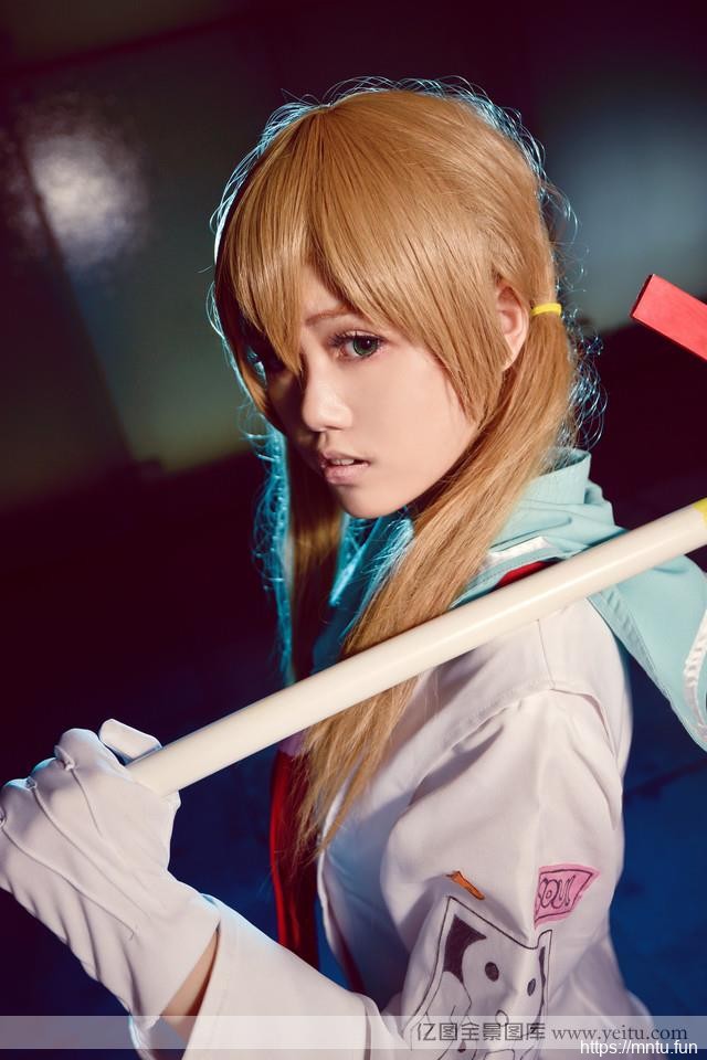 清纯学生妹身着校服另类COSPLAY