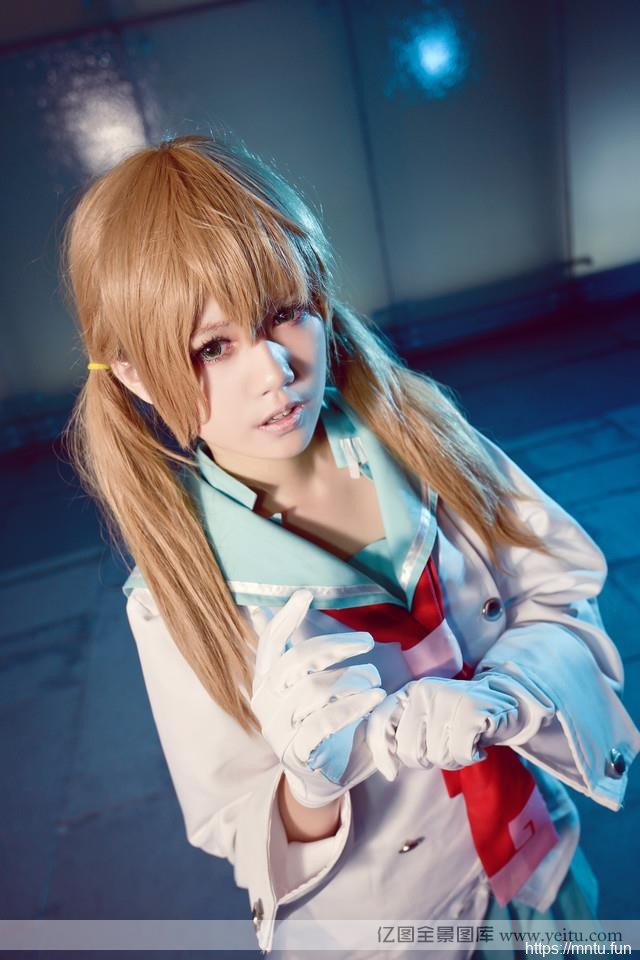 清纯学生妹身着校服另类COSPLAY