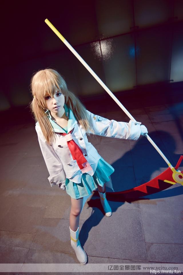 清纯学生妹身着校服另类COSPLAY