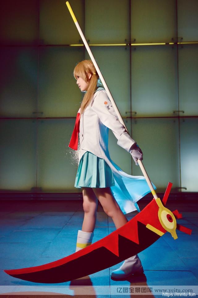 清纯学生妹身着校服另类COSPLAY