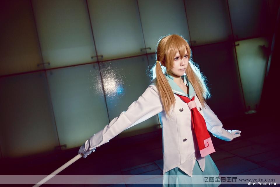 清纯学生妹身着校服另类COSPLAY