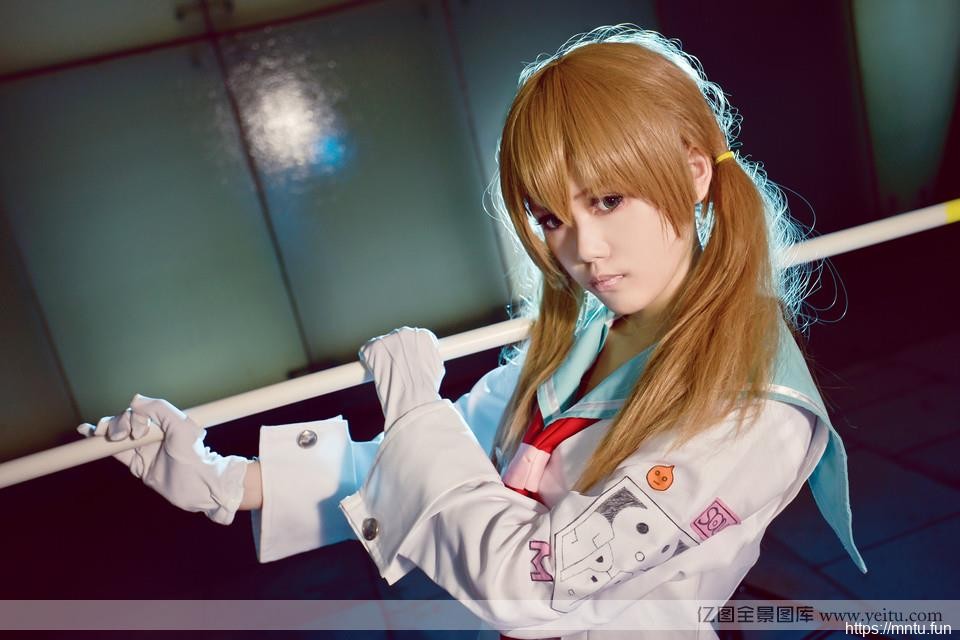 清纯学生妹身着校服另类COSPLAY
