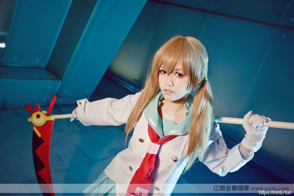清纯学生妹身着校服另类COSPLAY