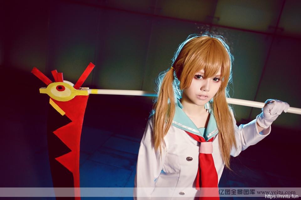 清纯学生妹身着校服另类COSPLAY
