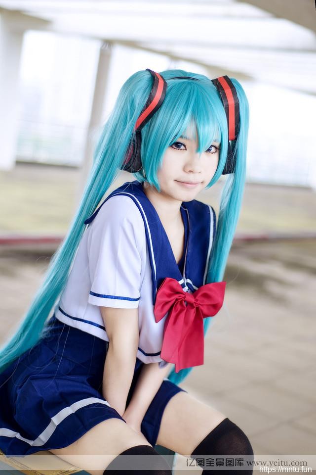 可爱清纯学生妹校服初音cosplay