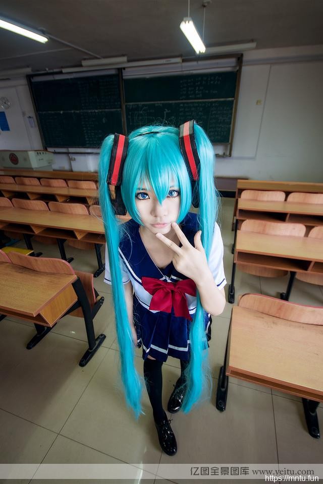 可爱清纯学生妹校服初音cosplay