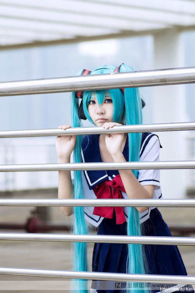 可爱清纯学生妹校服初音cosplay
