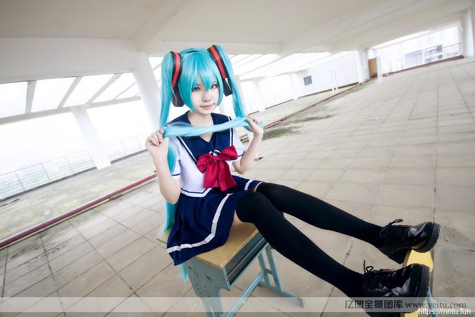 可爱清纯学生妹校服初音cosplay
