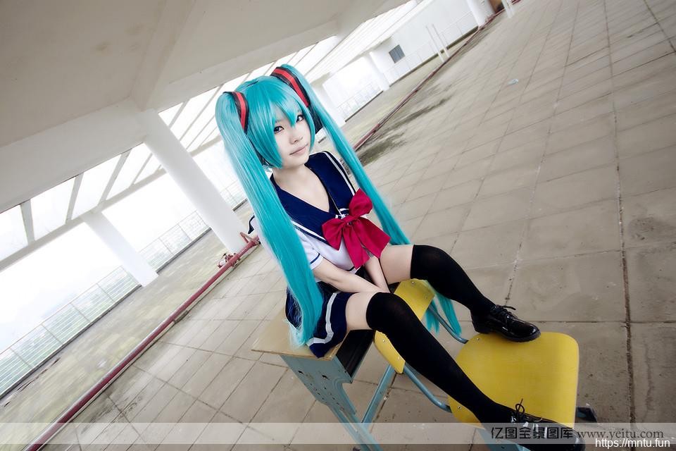 可爱清纯学生妹校服初音cosplay