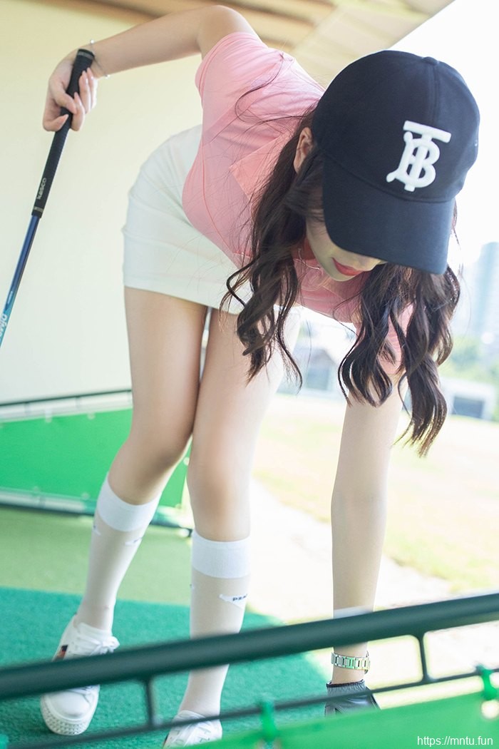 运动美御姐芝芝短裙包臀打高尔夫