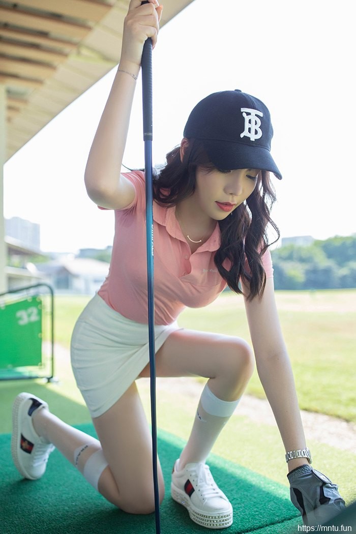 运动美御姐芝芝短裙包臀打高尔夫
