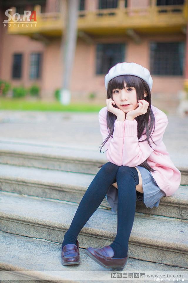 清纯可爱学生妹的户外COS制服诱惑