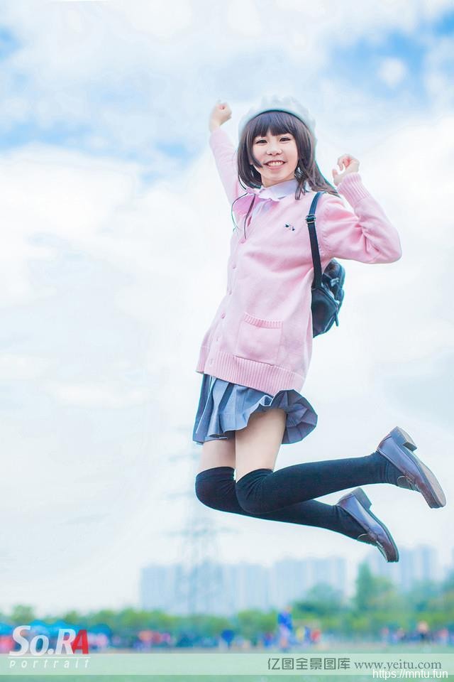 清纯可爱学生妹的户外COS制服诱惑