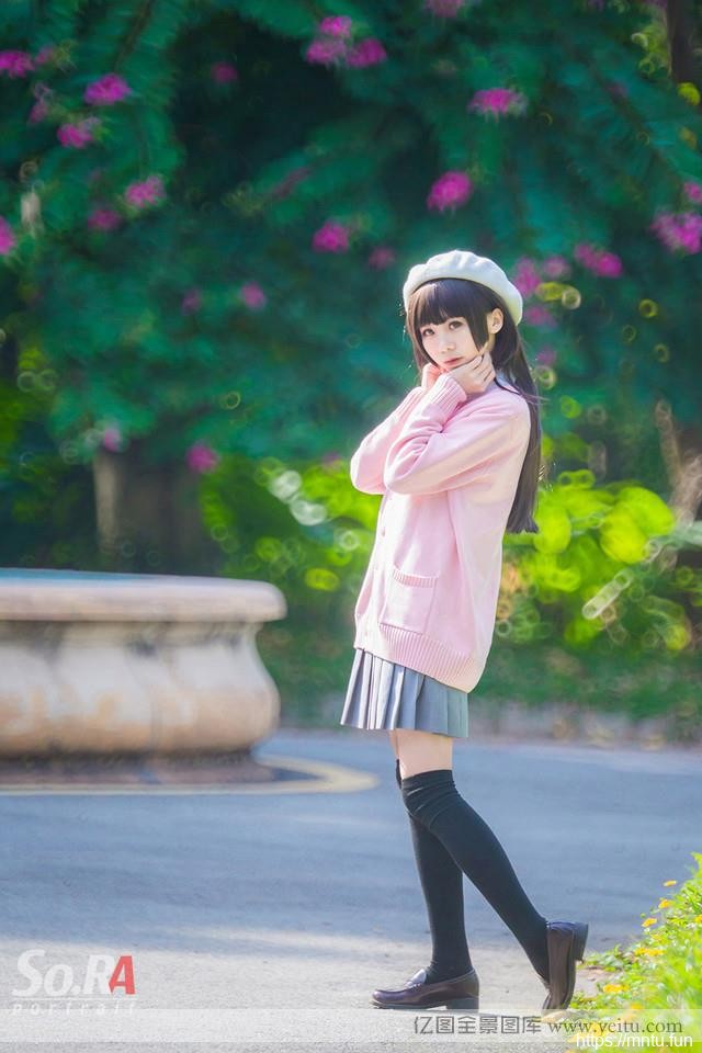 清纯可爱学生妹的户外COS制服诱惑