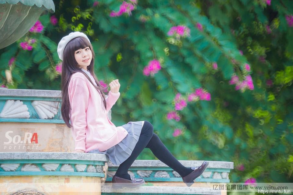 清纯可爱学生妹的户外COS制服诱惑