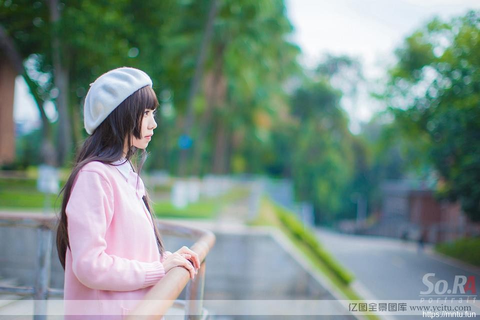 清纯可爱学生妹的户外COS制服诱惑