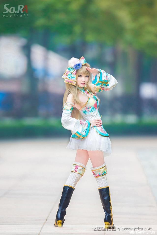 清纯美眉粉嫩可爱COSPLAY