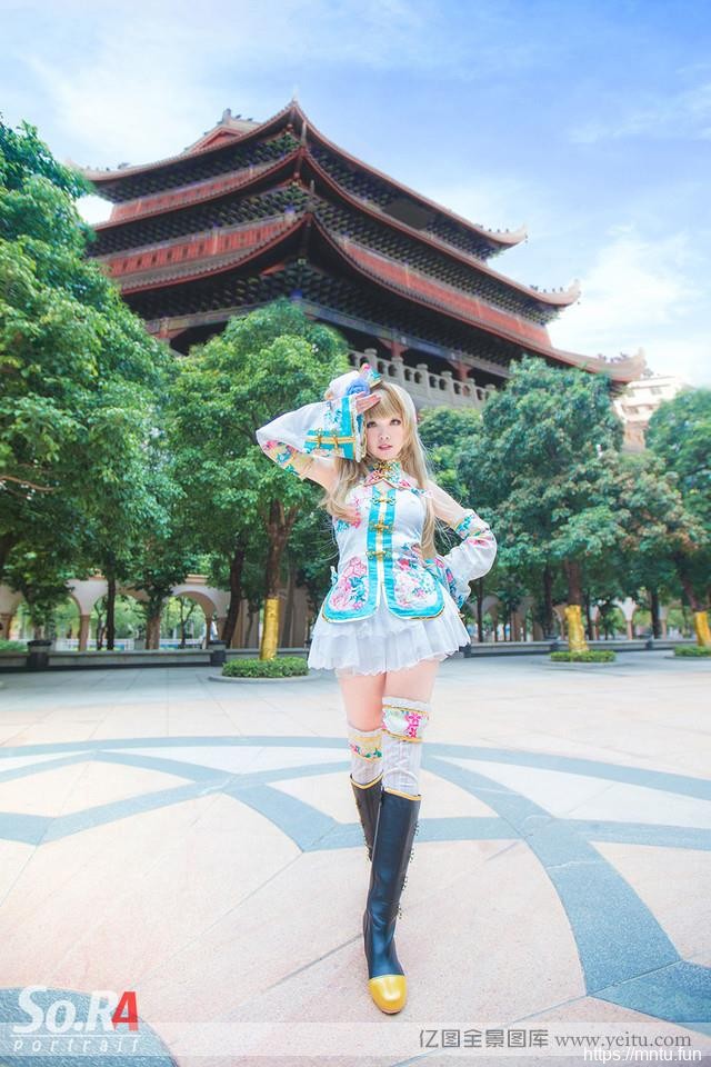 清纯美眉粉嫩可爱COSPLAY