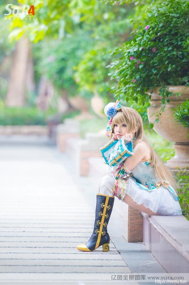 清纯美眉粉嫩可爱COSPLAY