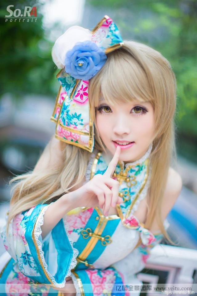 清纯美眉粉嫩可爱COSPLAY