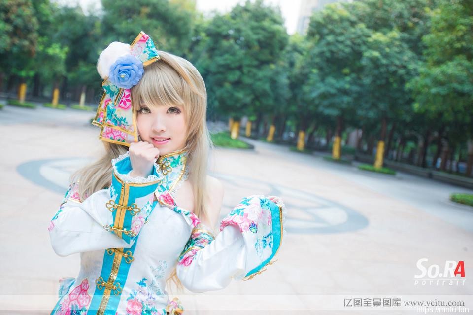 清纯美眉粉嫩可爱COSPLAY