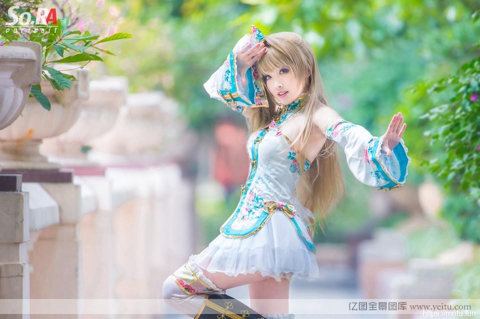 清纯美眉粉嫩可爱COSPLAY
