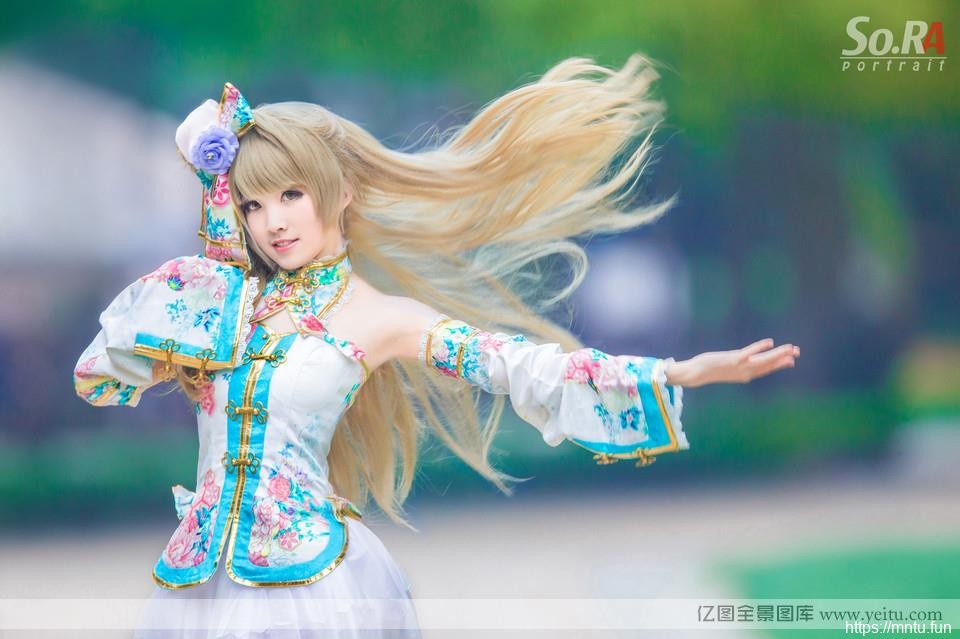 清纯美眉粉嫩可爱COSPLAY