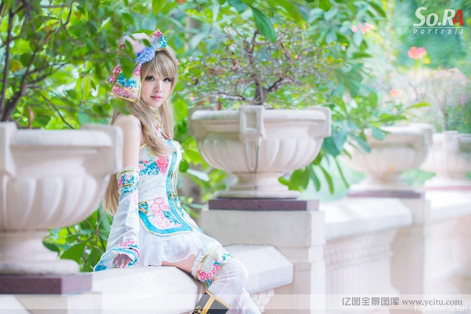 清纯美眉粉嫩可爱COSPLAY
