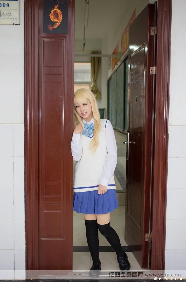 校园清纯妹子制服诱惑的另类性感cosplay