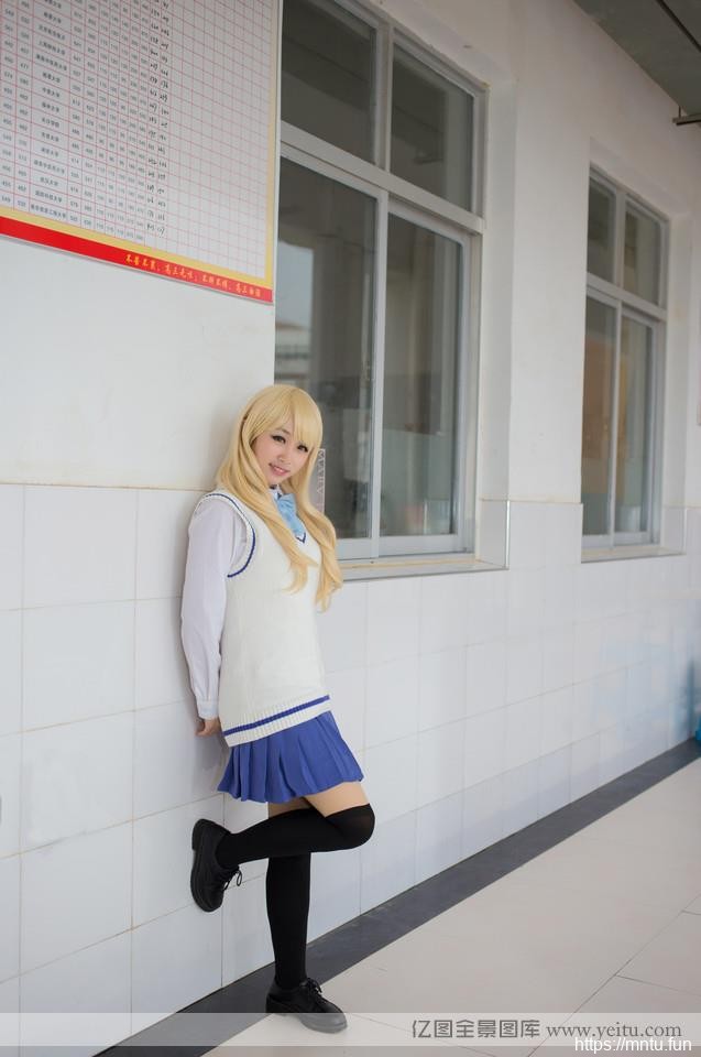 校园清纯妹子制服诱惑的另类性感cosplay