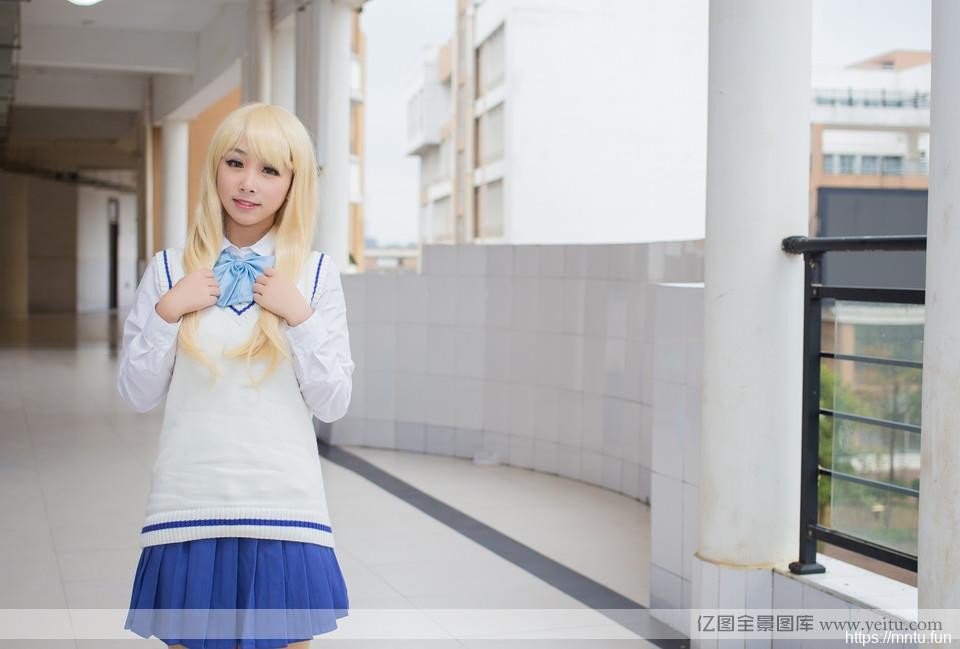 校园清纯妹子制服诱惑的另类性感cosplay